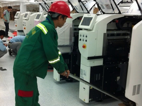 SMT設(shè)備卸車、拆箱作業(yè)