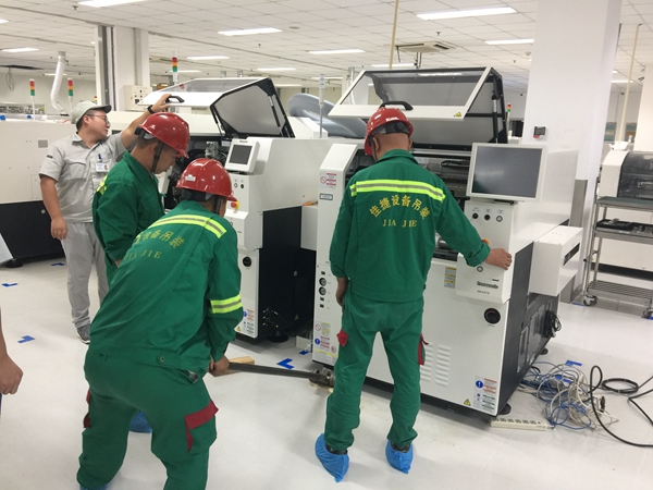 SMT設(shè)備卸車、拆箱作業(yè)