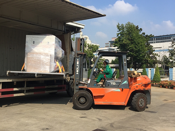 SMT設備卸車、拆箱作業(yè)