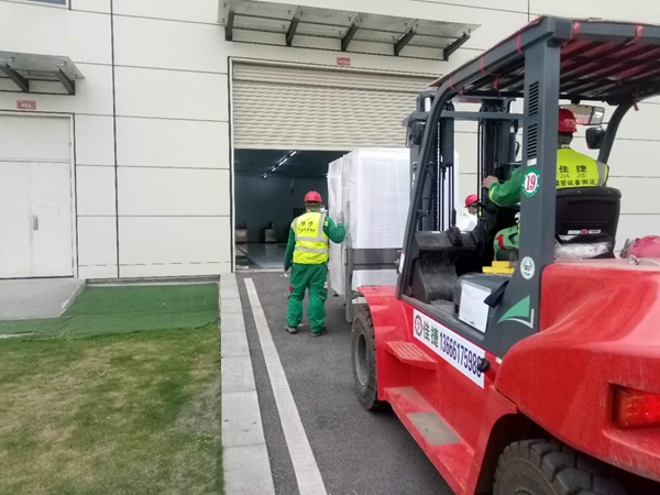 通威，激光機(jī)卸車，拆箱，搬運(yùn)入場(chǎng)