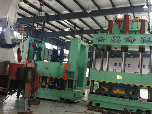 傳統(tǒng)設(shè)備卸車、拆箱作業(yè)