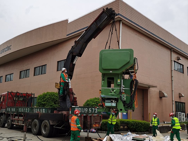 傳統(tǒng)設(shè)備卸車、拆箱作業(yè)