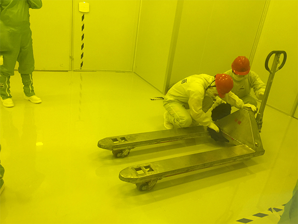 無(wú)塵室專用搬運(yùn)工具作業(yè)前緩沖區(qū)擦拭